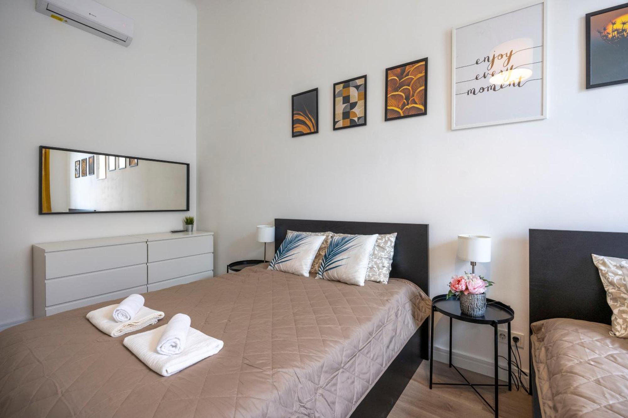Spacious Cozy Home With 4Bedroom In The Heart Of Bp ブダペスト エクステリア 写真