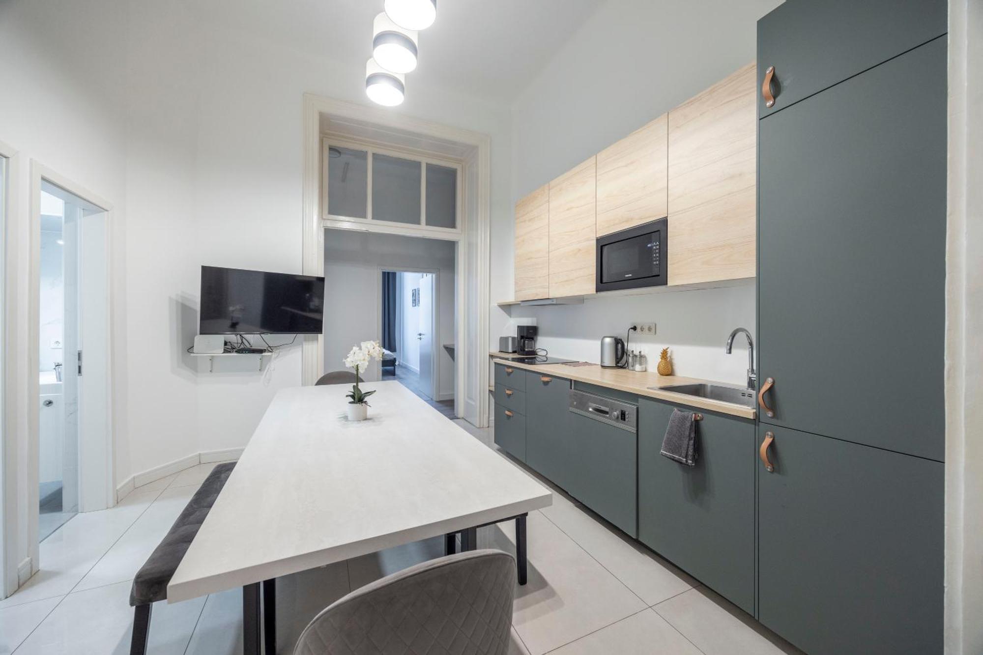 Spacious Cozy Home With 4Bedroom In The Heart Of Bp ブダペスト エクステリア 写真