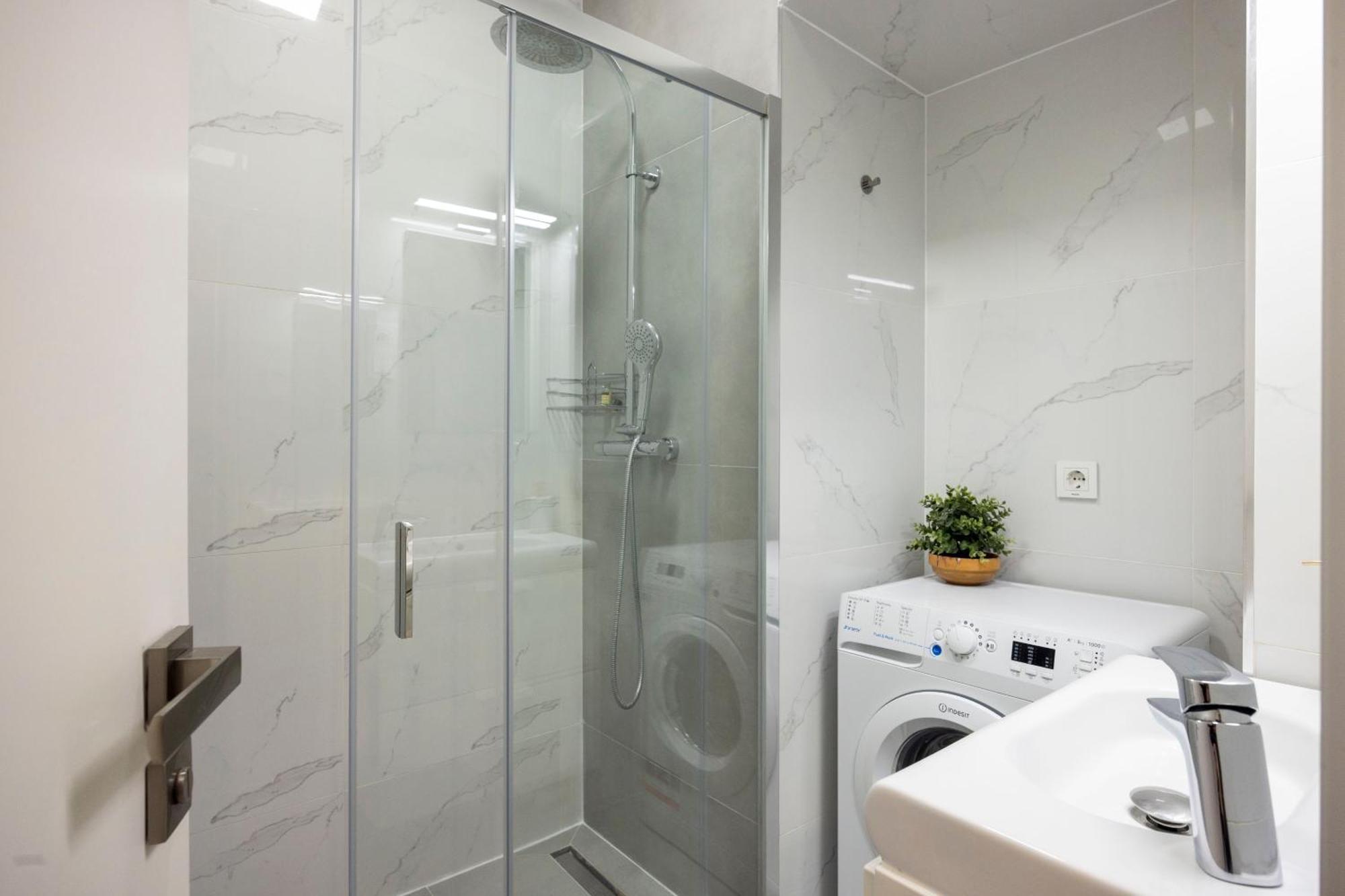 Spacious Cozy Home With 4Bedroom In The Heart Of Bp ブダペスト エクステリア 写真